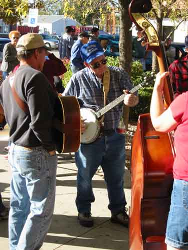 Pickin' and Grinnin'